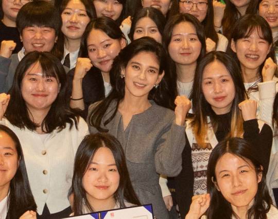 이부진 호텔신라 사장이 지난 4일 서울 용산구 리움미술관에서 열린 두을장학재단 2024 장학증서 수여식에서 장학생들과 기념촬영을 하고 있다. [사진 출처 = 두을장학재단]