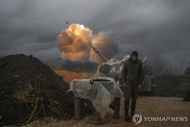 레바논 향해 포탄 발사하는 이스라엘군 [사진출처 = 연합뉴스/AP]