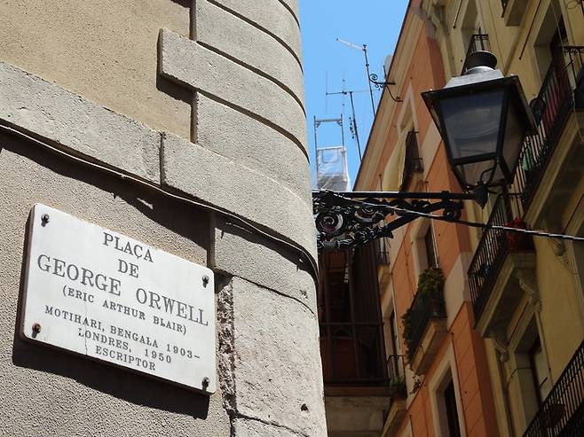 스페인 바르셀로나에 위치한 조지 오웰 광장의 모습. 영국과 스페인 곳곳에는 그를 추앙하는 명판이 걸려 있습니다. [Adam Jones ]
