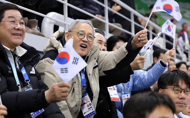 [서울=뉴시스] 조성우 기자 = 유인촌 문화체육관광부 장관이 20일 2024 강원 동계청소년올림픽대회 쇼트트랙 경기가 열리고 있는 강원도 강릉 아이스아레나를 찾아 대한민국 선수들을 응원하고 있다. (사진=문화체육관광부 제공) 2024.01.20. *재판매 및 DB 금지