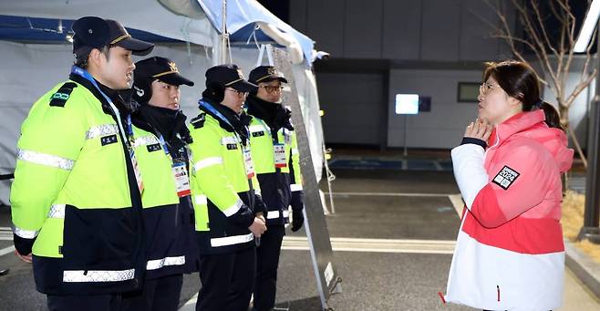 [서울=뉴시스] 김진아 기자 = 장미란 문화체육관광부 제2차관이 2024 강원 동계청소년올림픽대회 개막을 하루 앞둔 18일 강릉 원주대에 마련된 선수촌을 방문해 경찰을 격려하고 있다. (사진= 문화체육관광부 제공) 2024.01.18. *재판매 및 DB 금지