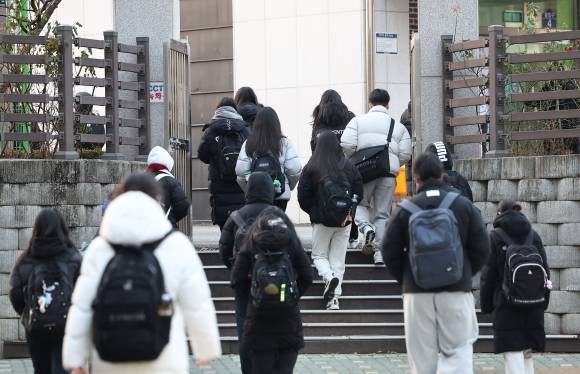 고등학교 1·2학년 대상 전국연합학력평가가 열린 19일 오전 서울의 한 고등학교에서 학생들이 등교하고 있다. 기사와 사진은 직접 관계 없음. 2023.12.19 연합뉴스