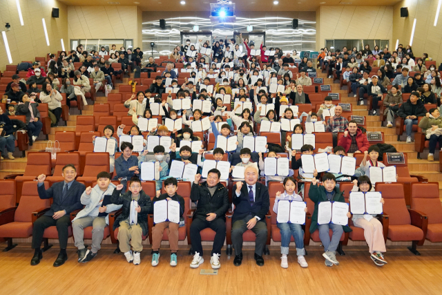 이필형(앞줄 왼쪽 다섯번째) 동대문구청장이 지난 20일 동대문구 이문동 한국외대 서울캠퍼스에서 열린 겨울방학 영어체험교실 수료실에 참석해 기념촬영을 하고 있다. 사진제공=동대문구