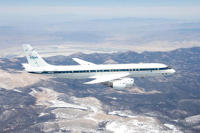 미국 항공우주국(NASA)이 '비행하는 실험실'(flying laboratory)로 개조한 DC-8. [NASA 홈페이지 갈무리. 재판매 및 DB 금지]