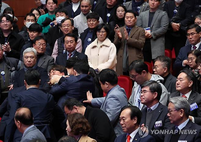 경호원들에게 제지당하는 진보당 강성희 의원 (전주=연합뉴스) 진성철 기자 = 진보당 강성희 의원이 18일 전주시 덕진구 한국소리문화의전당 모악당에서 열린 전북특별자치도 출범식에서 윤석열 대통령이 입장하며 참석자들과 악수하는 동안 경호원들에게 제지당해 끌려나가고 있다. 
    진보당측은 "강 의원이 윤 대통령과 악수하며 '국정기조를 바꾸지 않으면 국민들이 불행해집니다'라는 말을 건넨 순간 경호원들이 제지했다"고 주장했다.  2024.1.18 zjin@yna.co.kr