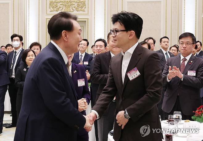 한동훈 위원장과 인사하는 윤석열 대통령 (서울=연합뉴스) 홍해인 기자 = 윤석열 대통령이 3일 청와대 영빈관에서 열린 2024년 신년 인사회에서 국민의힘 한동훈 비상대책위원장과 인사하고 있다. 2024.1.3 [대통령실통신사진기자단] hihong@yna.co.kr