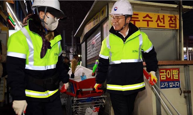 이정식(오른쪽) 고용노동부 장관이 지난 18일 경기 용인시 죽전동 생활폐기물 수집·운반 작업현장을 방문해 환경미화원과 함께 현장 작업을 하고 있다.(사진=고용노동부)