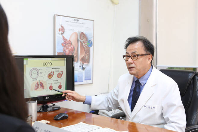 영동한의원 김남선 원장이 기관지 염증으로 호흡이 곤란하다며 내원한 환자에게 만성 폐쇄성폐질환(COPD)에 대해 설명하고 있다.   영동한의원 제공