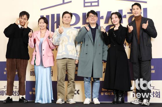 22일 오후 서울 마포구 상암동 스탠포드호텔에서 JTBC 예능 프로그램 '배우반상회' 제작발표회가 열렸다. 손창욱 CP, 정종욱 PD와 배우 김선영, 조한철, 김지석, 차청화가 참석했다. 박세완 엔터뉴스팀 기자 park.sewan@jtbc.co.kr (콘텐트비즈니스본부)