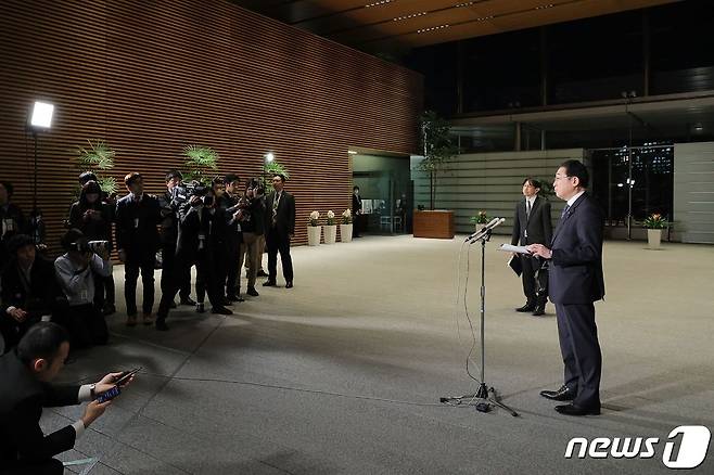 19일(현지시간) 일본 도쿄 총리관저에서 기시다 후미오 총리가 기자들의 질문에 답변하고 있다. 그는 이날 집권 여당 자민당 내 아베파·니카이파·기시다파 해산과 관련해 브리핑했다. 2024.01.19/ ⓒ AFP=뉴스1 ⓒ News1 권진영 기자