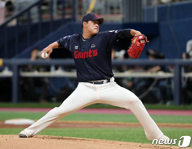 28일 오후 서울 구로구 고척 스카이돔에서 열린 프로야구 '2023 신한은행 SOL KBO리그' 롯데 자이언츠와 키움 히어로즈 경기, 롯데 선발 나균안이 1회말 등판해 힘차게 공을 던지고 있다. 2023.5.28/뉴스1 ⓒ News1 김진환 기자