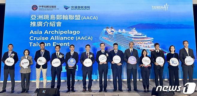 권익현 부안군수(왼쪽 여섯번째)를 비롯한  'AACA 아시아 군도 크루즈 연합' 타이완 행사 참석자들이 기념촬영하고 있다.  (부안군 제공)2024.1.22/뉴스1