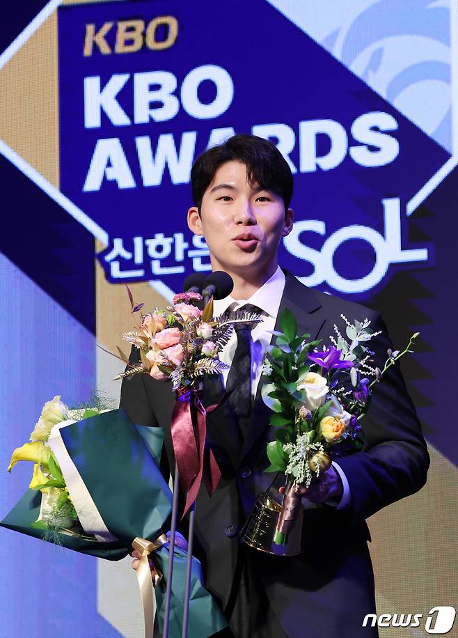 키움 김혜성이 27일 서울 중구 웨스틴조선호텔에서 열린 2023 신한은행 SOL KBO 시상식에서 2루수 부문 수비상을 수상한 후 수상소감을 전하고 있다. 2023.11.27/뉴스1 ⓒ News1 김성진 기자