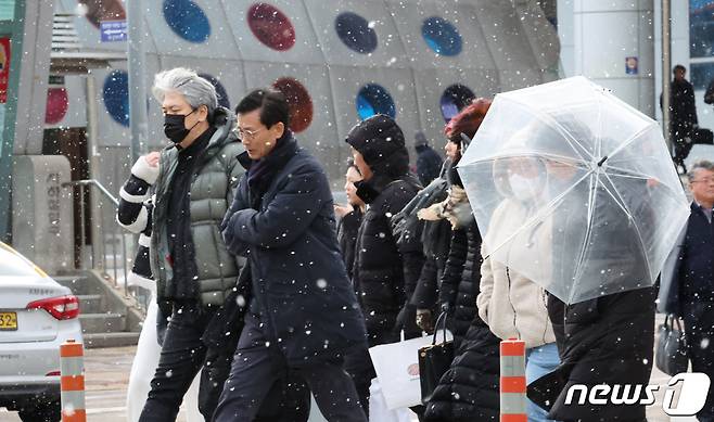 광주와 전남 7개 시군(나주·목포·영암·무안·함평·장성·영광)에 대설주의보가 내려진 22일 오후 광주시 광산구 송정역앞에서 시민들이 눈을 맞으며 걷고 있다.2024.1.22/뉴스1 ⓒ News1 김태성 기자