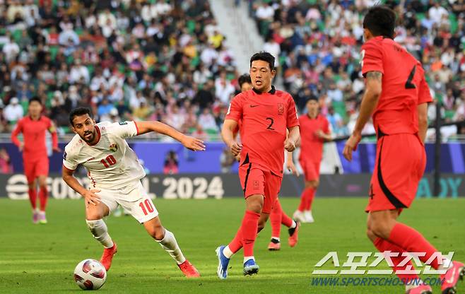 20일(현지시간) 카타르 도하 알투마마 스타디움에서 열린 2023 아시아축구연맹(AFC) 카타르 아시안컵 대한민국과 요르단의 경기. 이기제가 패스를 시도하고 있다. 도하(카타르)=박재만 기자 pjm@sportschosun.com/2023.01.20/