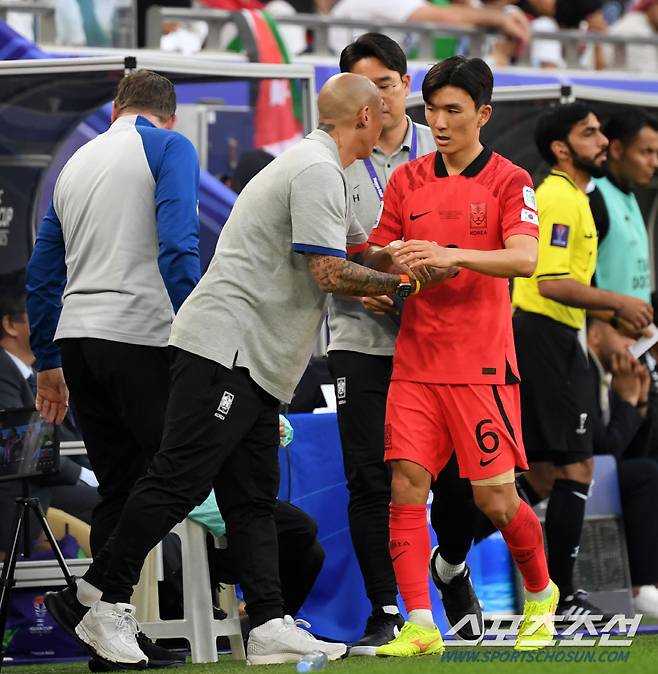 20일(현지시간) 카타르 도하 알투마마 스타디움에서 열린 2023 아시아축구연맹(AFC) 카타르 아시안컵 대한민국과 요르단의 경기. 차두리 코치가 교체되는 황인범을 반기고 있다. 도하(카타르)=박재만 기자 pjm@sportschosun.com/2023.01.20/
