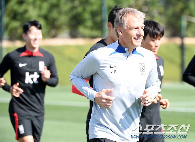 대한민국 축구대표팀이 21일(현지시간) 오전 카타르 도하 알 아글라 트레이닝 센터에서 회복훈련을 진행했다. 클린스만 감독이 선수들과 함께 훈련을 소화하고 있다. 도하(카타르)=박재만 기자 pjm@sportschosun.com/2023.01.21/