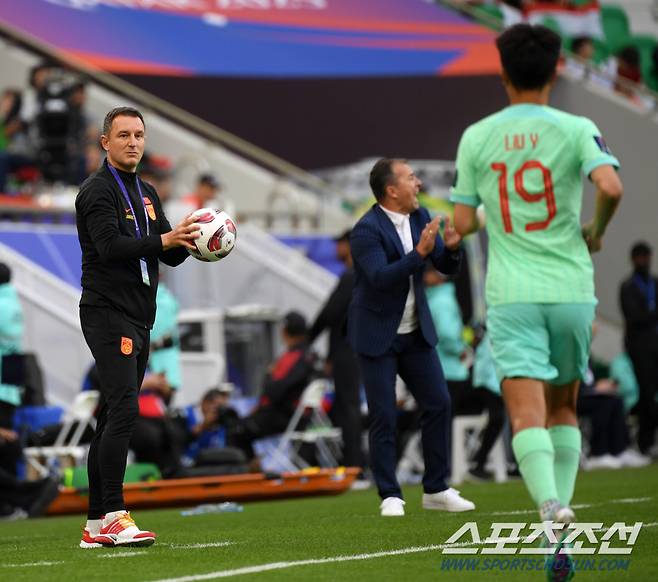 17일(현지시간) 카타르 도하 알투마마 스타디움 열린 2023 아시아축구연맹(AFC) 카타르 아시안컵 중국과 레바논의 경기. 중국 알렉산다르 얀코비치 감독이 경기를 지켜보고 있다. 도하(카타르)=박재만 기자 pjm@sportschosun.com/2023.01.17/