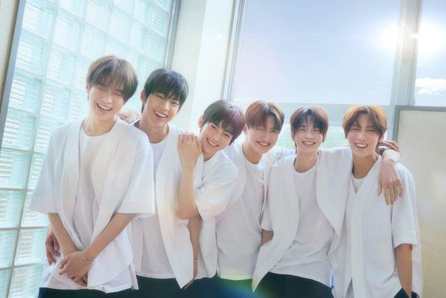 플레디스에서 세븐틴 이후 9년 만에 출격하는 신인 보이그룹 TWS가 오는 22일 미니 1집 'Sparkling Blue'를 발매한다. /플레디스