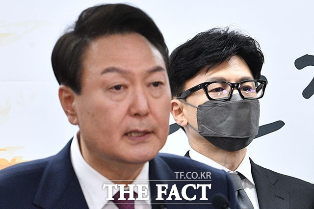 윤석열 대통령 당선인이 2022년 4월 13일 대통령직인수위원회 브리핑룸에서 법무부 장관에 내정된 한동훈 사법연수원 부원장을 소개하는 모습. /더팩트 DB