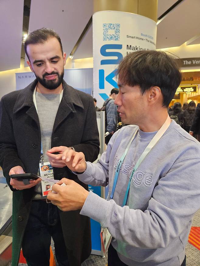 해외 관계자에게 명함을 주고 설명하는 김성훈 대표. /임경업 기자