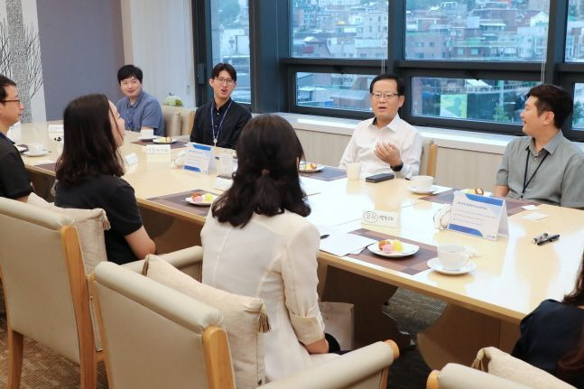 조병규 우리은행장이 서울 중구 본점 직원 식당에서 지난 7월 입행 후 처음으로 본부부서로 발령받은 행원들과 얘기를 나누고 있다. ⓒ우리은행