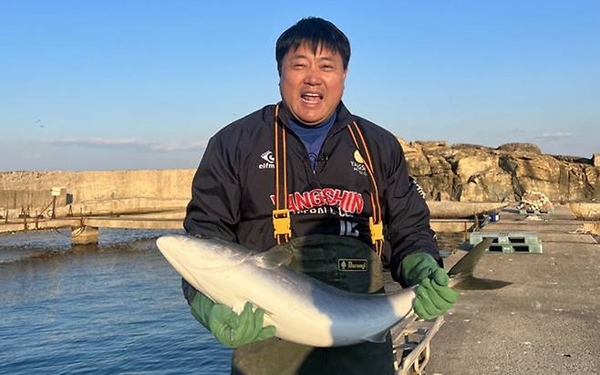 양준혁이 경북 포항시 구룡포에 있는 자신의 양식장에서 키운 대방어를 들어 보이고 있다. 양준혁 제공