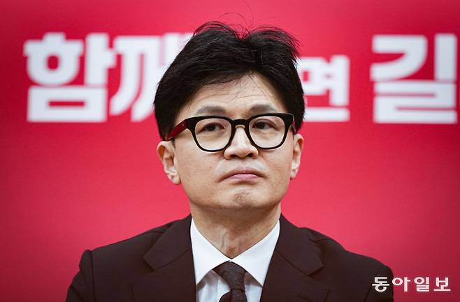 국민의힘 한동훈 비상대책위원장이 22일 오전 서울 여의도 국회에서 열린 최고위원회의에서 비대위원들의 발언을 듣는 도중 담담한 표정을 짓고 있다. 박형기 기자 oneshot@donga.com