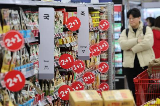 '값진행사'가 진행되고 있는 롯데마트 서울역점에 12일 행사 상품들이 진열돼있다. 롯데마트는 갑진년 새해를 맞아 오는 17일까지 주요 먹거리와 생필품을 최대 반값에 선보이는 두 번째 '값진행사'를 한다고 밝혔다.  [연합뉴스]