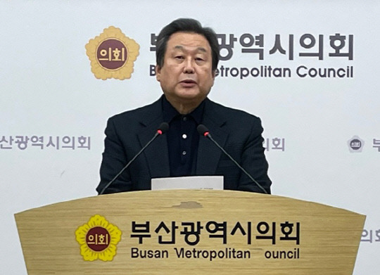 지난 15일 국민의힘 전신인 새누리당 대표를 지냈던 김무성 전 의원이 부산시의회에서 제22대 총선 출마 선언을 하고 있다. 연합뉴스.