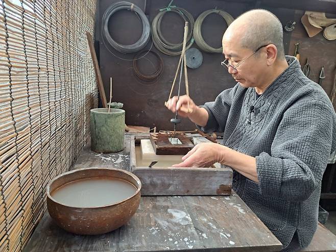 국가무형유산 '옥장' 보유자 김영희씨. 문화재청 제공