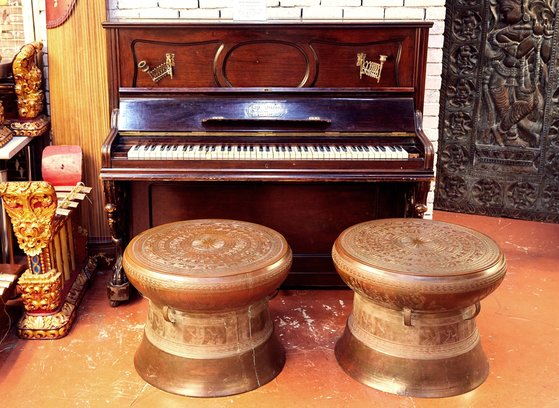 1873년 모스크바 만국박람회에 전시된 독일 비제사의 피아노(뒤)와 베트남의 브론즈 드럼.