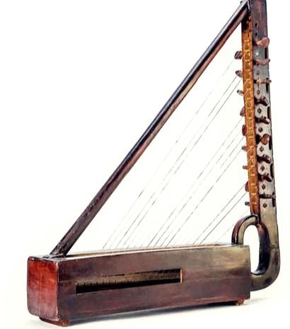 캅카스 지역에서 전통적으로 내려오는 조지아의 창기는 하프처럼 생긴 현명악기다. 세계민속악기박물관