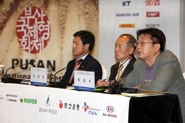 부산국제영화제(BIFF)가 2007년 9월 4일 부산 파라다이스호텔에서 개최한 제12회 영화제 개최 기자회견 장면. 당시 아시아필름마켓 운영위원장이던 박광수(오른쪽) 감독이 발언하고 있다. 박 감독이 BIFF 차기 이사장에 최종 선출되면, 그는 17년 만에 BIFF로 돌아와 다시 영화제 미래를 건설하는 역할을 맡게 된다.  국제신문 DB