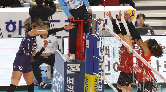 Gimcheon Korea Expressway Hi-Pass's Thanacha Sooksod, left, attacks during a V League game against the Gwangju AI Peppers at Gimcheon Gymnasium in Gimcheon, North Gyeongsang on Tuesday. [YONHAP]