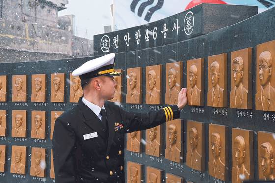 The newly inaugurated captain of the ROKS Cheonan, Park Yeon-soo, pays tribute to the 46 sailors who fell in the 2010 sinking of his ship's namesake in front of the memorial on Baengnyeong Island on Monday, before his inaugural ceremony. [REPUBLIC OF KOREA NAVY / YONHAP]