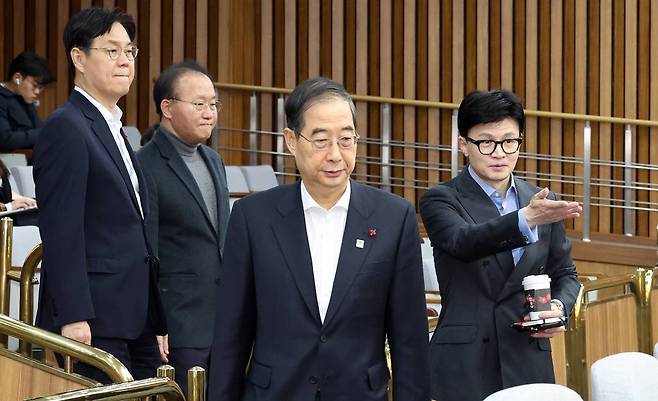 [서울=뉴시스] 이영환 기자 = 한동훈 국민의힘 비상대책위원장과 한덕수 국무총리가 14일 오전 서울 여의도 국회에서 열린 제16차 고위당정협의회에 참석하고 있다. 오른쪽부터 한동훈 비상대책위원장, 한덕수 국무총리, 윤재옥 원내대표, 이관섭 대통령비서실장. 2024.01.14.