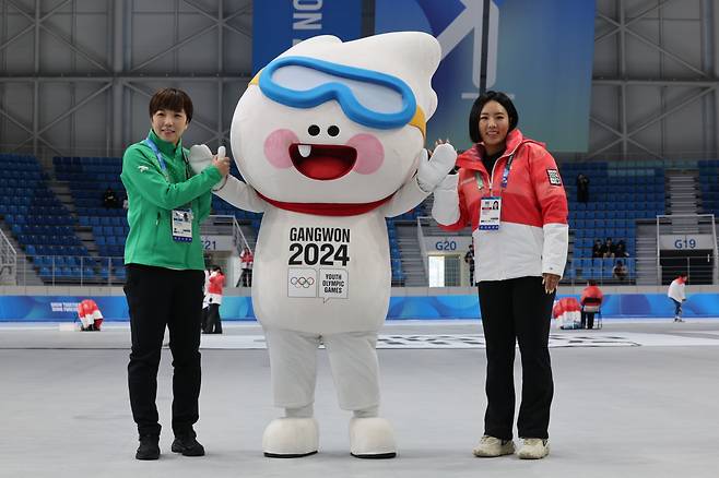 이상화(오른쪽)와 고다이라가 대회 공식 마스코트 뭉초와 기념촬영하고 있다. 연합뉴스