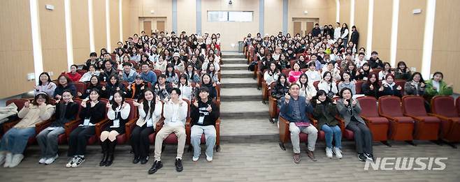 [전주=뉴시스]윤난슬 기자 = 전북대학교는 대규모 외국인 학생들을 초청해 한국문화의 우수성을 알리는 한국문화 체험 프로그램인 '필링코리아'를 22일부터 2주 동안 진행한다고 밝혔다.(사진=전북대 제공)