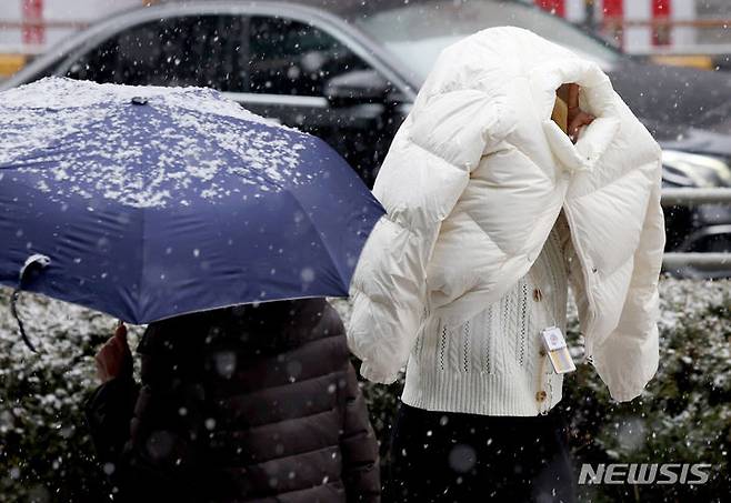 [서울=뉴시스] 김진아 기자 = 화요일인 오는 23일은 전국 곳곳에서 눈이 내리겠고 특히 충남서해안과 전라권, 제주도 등 서해안 지역을 중심으로 많은 눈이 집중되겠다. 또 아침 최저기온이 -18도까지 떨어지는 등 강추위가 이어지겠다. 사진은 지난 17일 서울 강남구 일대에서 시민들이 발걸음을 옮기고 있는 모습. 2024.01.17. bluesoda@newsis.com