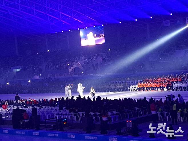 지난 19일 오후 8시 강원도 강릉시 스피드스케이트 경기장에서 열린 2024 강원 동계청소년올림픽 개회식에서 문화 공연이 펼쳐지고 있다. 진유정 기자