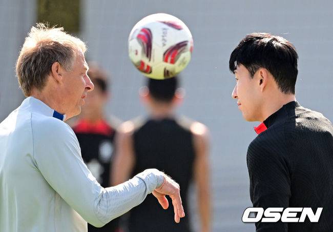 [OSEN=도하(카타르), 지형준 기자] 대한민국 축구대표팀이 21일(현지시간) 카타르 도하 알 에글라 트레이닝 센터에서 훈련을 가졌다.클린스만 감독과 손흥민이 훈련에 앞서 이야기를 나누고 있다. 2024.01.21 / jpnews.osen.co.kr