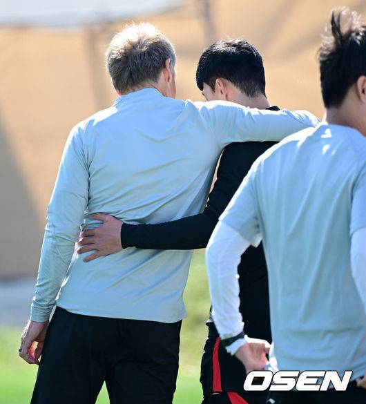 [OSEN=도하(카타르), 지형준 기자] 대한민국 축구대표팀이 21일(현지시간) 카타르 도하 알 에글라 트레이닝 센터에서 훈련을 가졌다.클린스만 감독과 손흥민이 훈련에 앞서 이야기를 나누고 있다. 2024.01.21 / jpnews.osen.co.kr