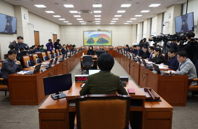 22일 국회에서 국민의힘 의원들이 불참한 가운데 정무위원회 회의가 열리고 있다. 여당은 정무위에 이재명 더불어민주당 대표 테러 사건 안건이 상정된 것에 항의하는 뜻으로 회의에 불참했다. 연합뉴스