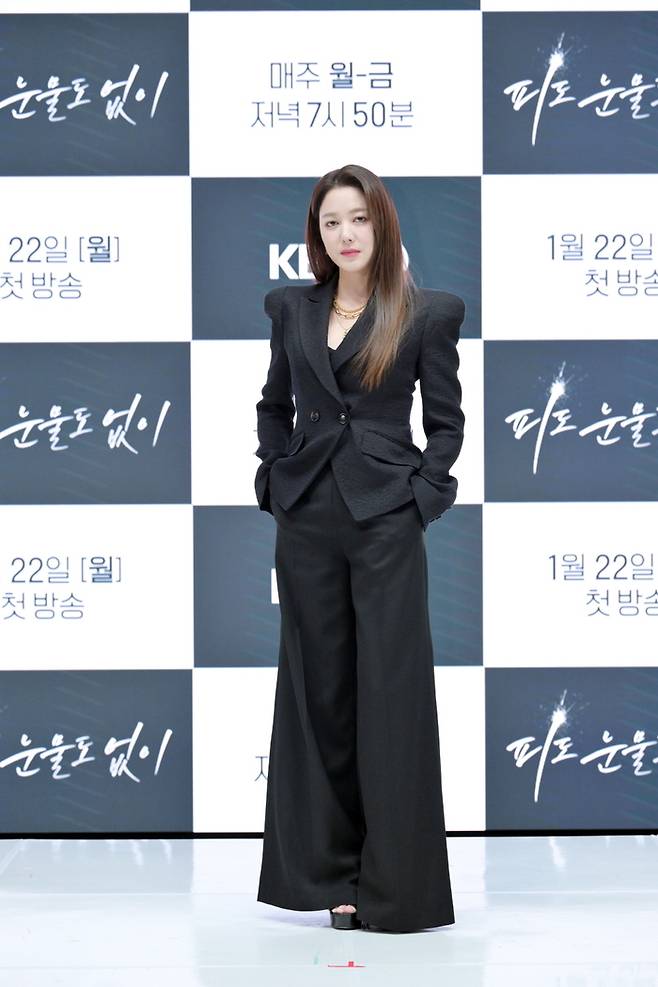 배우 이소연이 22일 온라인 생중계 형식으로 진행된 KBS2 새 일일극 ‘피도 눈물도 없이’ 제작발표회에 참석해 포즈를 취하고 있다. 사진 KBS