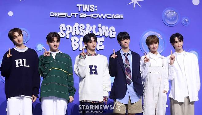 신인그룹 TWS(투어스)가 22일 오후 서울 용산구 블루스퀘어에서 진행된 미니 1집 'Sparkling Blue' 발매 기념 쇼케이스에 참석해 포즈를 취하고 있다. TWS는 플레디스 엔터테인먼트가 세븐틴 이후 무려 9년 만에 선보이는 보이그룹이자, 하이브 레이블즈가 자신 있게 내세운 2024년 데뷔 첫 주자다. 탄탄한 퍼포먼스 실력과 비주얼, 탁월한 음악 감각을 지닌 6명의 최정예 멤버로 구성됐다. TWS는 'TWENTY FOUR SEVEN WITH US'의 줄임말로, 하루를 뜻하는 숫자 24와 일주일을 뜻하는 숫자 7은 '모든 순간'을 의미한다. 'Sparkling Blue'에는 타이틀곡 '첫 만남은 계획대로 되지 않아'를 비롯해 'unplugged boy', 'first hooky', 'BFF'와 지난 2일 선공개된 'Oh Mymy : 7s (오마마)' 등 모두 5곡이 수록됐다. 2024.01.22 /사진=김창현