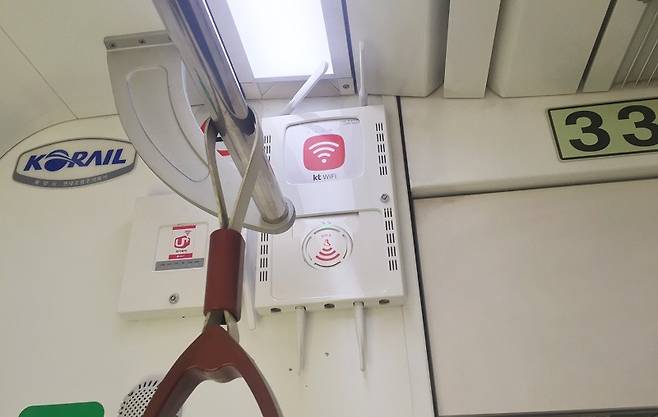 알뜰폰도 지하철 와이파이 사용이 가능하지만 이를 아는 소비자는 그리 많지 않다.[사진=연합뉴스]