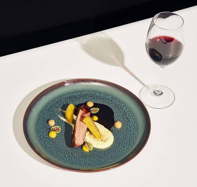 페메종의 메인 요리인 '카나르 아 로랑쥐(오리 가슴살)' / 소피텔 앰배서더 서울