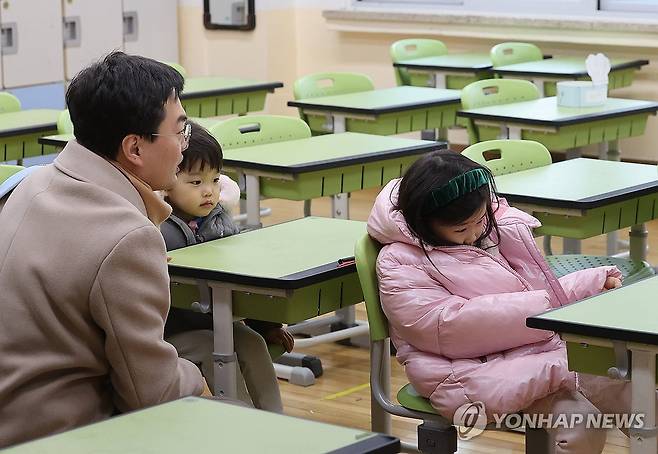 '아직은 낯선 공간' (서울=연합뉴스) 박동주 기자 = 4일 오후 서울 서초구 원명초등학교에서 열린 신입생 예비소집에서 예비 초등학생이 교실을 구경하고 있다. 2024.1.4 pdj6635@yna.co.kr