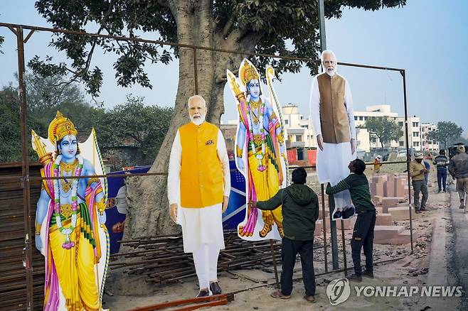 모디 총리와 라마신 인도 아요디아 힌두교 라마신 사원 축성식을 앞두고 지난 18일 아요디아 거리에 라마신과 나렌드라 모디 총리의 입간판이 세워지고 있다. 
[AP 연합뉴스 자료사진. 재판매 및 DB 금지]